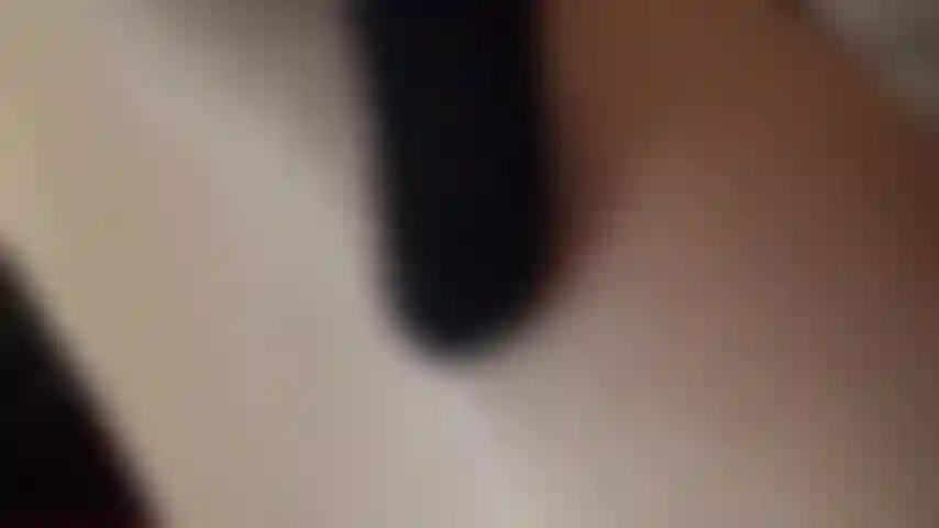 Le culte des collants marron brillant mène à l'accouplement avec les 20 cm noirs de ma maîtresse. Elle prend ta jolie petite bouche de poule mouillée et a une autre bite noire pour remplir ta chatte de garçon.