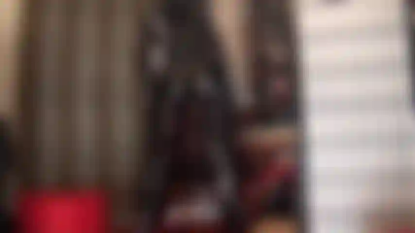 Une combinaison en vinyle noir parfaite - maîtresse vivian affiche ses courbes brillantes de perfection.