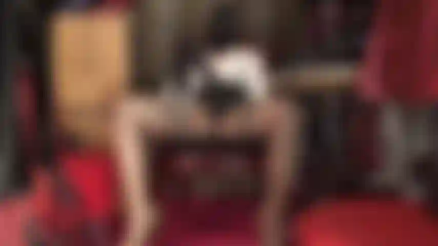 Une énorme bite noire et une capuche en lycra avec les yeux ouverts.