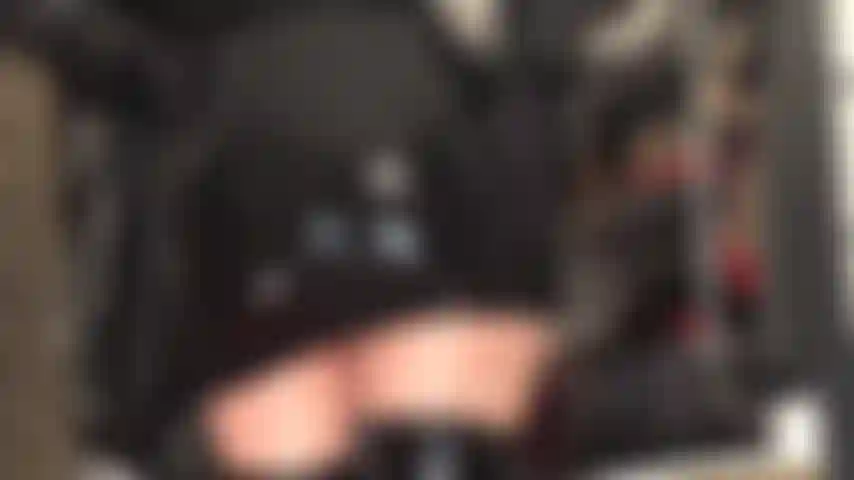 J'admire le cul incroyable de ma maîtresse dans une mini-jupe en caoutchouc noir brillant et serré.