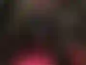 Une déesse du strapon en combinaison moulante en spandex noir et bottes hautes caresse son plus petit strapon de 8 pouces.