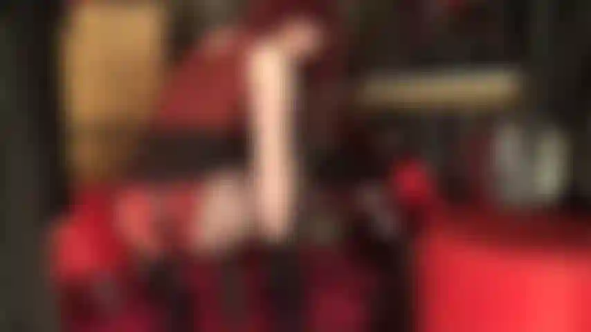 Maîtresse vivian, votre déesse du nylon, accroupie, s'enfonce et traire son énorme bite en caoutchouc noir. Mes longues jambes en collants sont magnifiques, associées à des talons compensés extra-hauts.