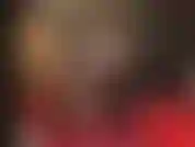 Des taquineries pieds nus aux bas sexy en dentelle noire et au piétinement d'un gode blanc avec des escarpins sexy à bout ouvert.