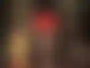 Un short en satin rouge chaud et des couches de collants brillants - la maîtresse a l'air incroyable dans ces couches de nylon sexy et ces shorts en satin brillants.