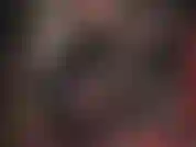 Maîtresse vivian en combinaison moulante en caoutchouc noir. Vénérez votre déesse du latex dans cette tenue moulante.