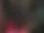 Maîtresse en latex en tenue moulante en caoutchouc noir et bottes à talons aiguilles sexy.