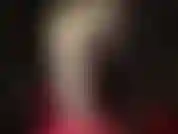 Robe en latex blanc, gants et couches de collants blancs brillants assortis avec des talons.