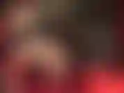 Vue latérale de jambes sexy en bas à coutures et jarretières talons pendants.