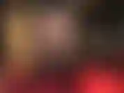 Branle ta bite pour mon cul parfait dans un body string en vinyle brillant et un collant imprimé léopard transparent avec des bottes en cuir jusqu'aux genoux.