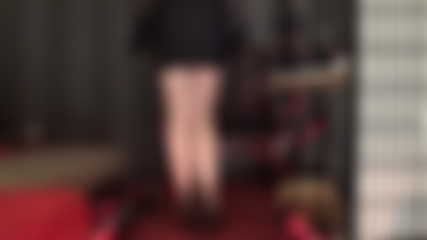 J'adore le cul en lingerie en dentelle noire et en collants nude à coutures - alors que la jupe monte plus haut, la maîtresse révèle son joli nounours en dentelle, vous donnant envie de son cul sur votre visage.