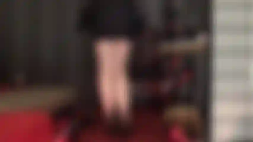 J'adore le cul en lingerie en dentelle noire et en collants nude à coutures - alors que la jupe monte plus haut, la maîtresse révèle son joli nounours en dentelle, vous donnant envie de son cul sur votre visage.