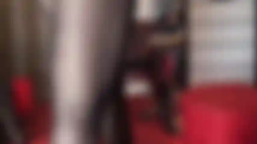 Les collants sexy à coutures sont le meilleur atout pour les amateurs de nylon. Avec ses beaux collants, ma maîtresse porte un corset en cuir et des gants.