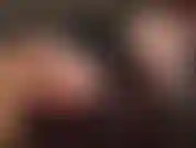 Maîtresse vivian taquine avec son cul incroyable. La robe courte en latex devient plus courte.... Et plus courte, révélant le string en latex en dessous... Embrasse mon cul !