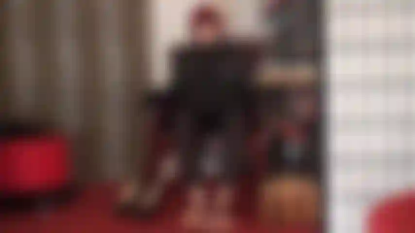 Tes pieds sont ta faiblesse. Ils te détruiront. En commençant par tes pieds en collants marron, maîtresse vivian abuse de ta bite inutile en te donnant des coups de pied et en te piétinant avec des bas nylon et des pieds nus, adoration du cul en combinaison incluse.