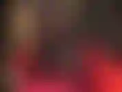 Des collants résille noirs à coutures chaudes sur des collants noirs, associés à des bottes en cuir noires jusqu'aux genoux.