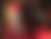 Jolie culotte rose en satin dos nu sous une paire de collants rayés nude très transparents.