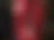 Leggings métalliques rouges brillants, adoration du cul avec un énorme gode-ceinture blanc, caressant ma grosse bite par derrière.