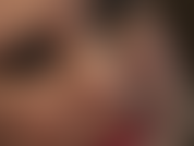 Une allumeuse érotique pour ta bite avec des gants en latex brillants et mes yeux et lèvres sexy en rouge et marron foncé brillant. Sensuelle, hypnotique, irrésistible.