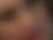 Une allumeuse érotique pour ta bite avec des gants en latex brillants et mes yeux et lèvres sexy en rouge et marron foncé brillant. Sensuelle, hypnotique, irrésistible.