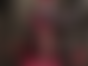 Maîtresse taquine la salope sissy en montrant une variété de ses jolies culottes.