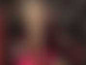 Des collants brillants, une culotte en dentelle et des bas sexy en dentelle. Ma maîtresse enfile une jolie culotte et des bas en dentelle pour expulser le liquide pré-éjaculatoire de ta bite. Ma maîtresse te fera couler à flots.