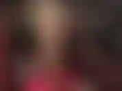 Des collants brillants, une culotte en dentelle et des bas sexy en dentelle. Ma maîtresse enfile une jolie culotte et des bas en dentelle pour expulser le liquide pré-éjaculatoire de ta bite. Ma maîtresse te fera couler à flots.