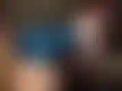 J'adore mon cul chaud vêtu de latex bleu et mes collants nude brillants.