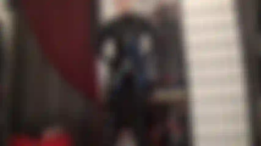 Tu es un insecte dans cette combinaison moulante en pvc brillant. Maîtresse te sent ramper autour de ses courbes, essayant désespérément de trouver la sortie.