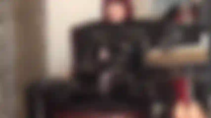 Une dominatrice fétichiste en combinaison de pvc avec un gode ceinture épais et charnu - ne veux-tu pas venir sucer la savoureuse charge de ma grosse bite ?!