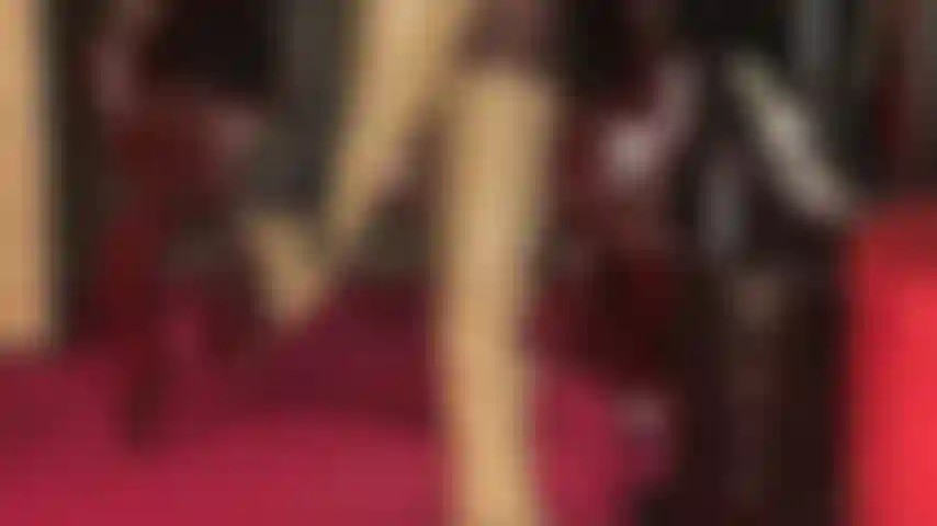 J'adore les bottes en cuir beige ; ma maîtresse a son esclave en bottes là où il doit être. Agenouille-toi à mes pieds et admire chaque centimètre de mes bottes.