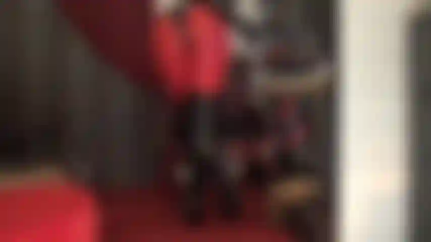 Maîtresse teste votre endurance en vous faisant branler votre bite pour son cul dans différentes tenues : pantalon rouge et body en pvc avec de longues bottes, collants et nu avec une petite jupe moulante et des talons aiguilles.