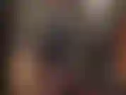 Une jupe en lycra chaude, un culte du cul et des bas en nylon brillant avec des bas en dentelle superposés.