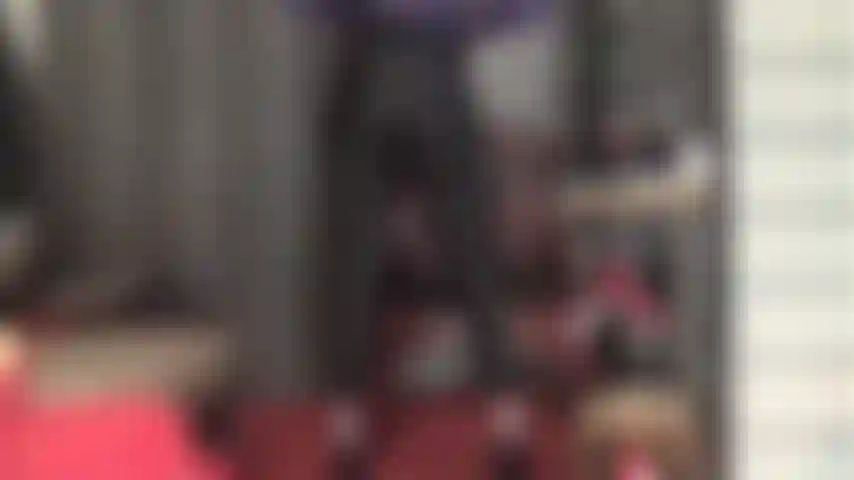 Mon cul et mes jambes vous rendent faible - leggings en spandex noir, quelques coups de pied au visage avec les chaussures de la maîtresse, suivis d'un culte des collants et des culottes en dentelle violette.