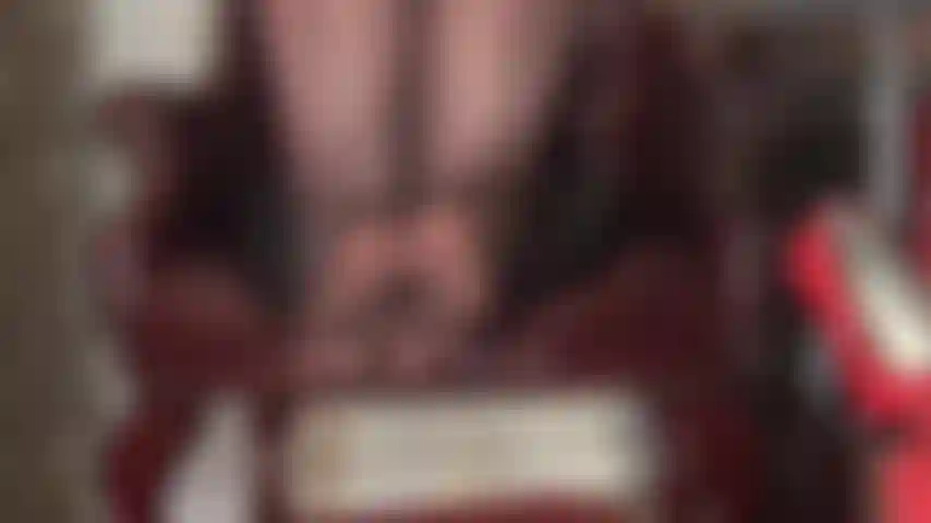 Adoration des pieds en bas nylon à coutures et nue avec footjob sur gode non coupé.