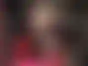 Maîtresse taquine en bas en dentelle et talons hauts, caressant ta bite avec ses mains expertes et ses orteils en nylon.