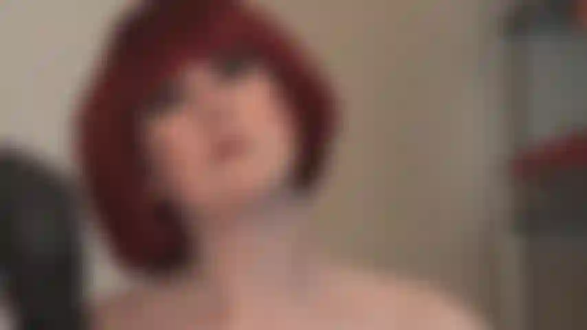 Fétichiste du peignage des cheveux - sa perruque préférée, un carré rouge vif, et vous adorez la regarder la peigner.