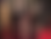 Une déesse hypnotique et sensuelle en latex avec des gants noirs brillants, un haut, des collants transparents et des escarpins à talons aiguilles métalliques fétiches brillants, utilisant chacun de vos fétiches pour vous taquiner.