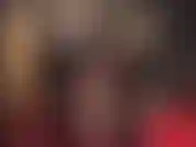 Une déesse hypnotique et sensuelle en latex avec des gants noirs brillants, un haut, des collants transparents et des escarpins à talons aiguilles métalliques fétiches brillants, utilisant chacun de vos fétiches pour vous taquiner.