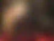 Adoration des bottes, adoration du cul, adoration du strapon - la maîtresse a l'air fantastique dans ces longues bottes brillantes caressant sa grosse bite.