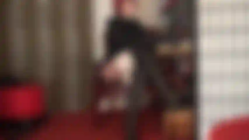 Accro à mon cul et à mes jambes - des bottes en cuir noir associées à des collants noirs et des bas blancs aux bottines brillantes et aux shorts métalliques dorés, la maîtresse nourrit votre addiction à ses jambes et à son cul incroyables.