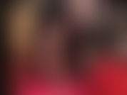 Des couches de collants, des collants brillants et brillants, des bas, une domination sensuelle avec un strapon et une bite recouverte de nylon.