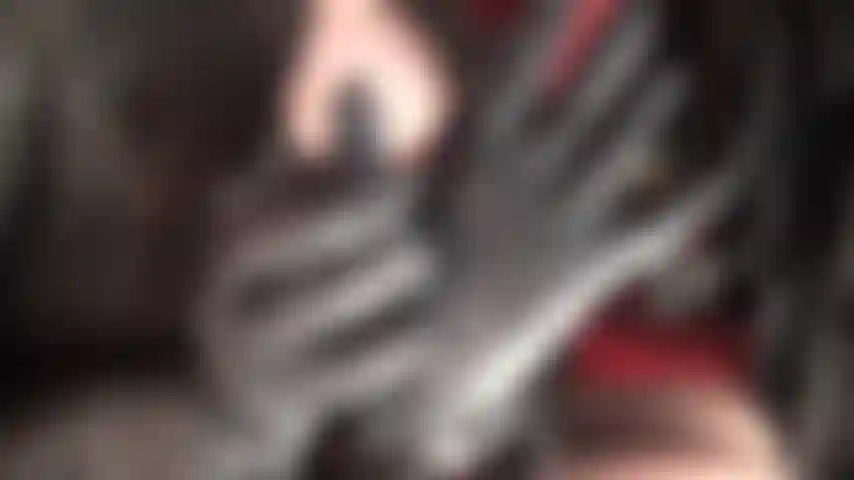 Fétichisme des gants en cuir - adorez une paire de merveilleux gants en cuir courts et doux, la maîtresse glisse dedans et dehors, le plaçant sur votre bouche pendant que vous inhalez l'arôme enivrant du cuir.