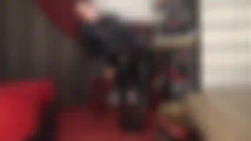 La pute aux bottes de maîtresse vivian – tu ne peux imaginer un meilleur endroit que sous les bottes vernies et brillantes de maîtresse vivian. Pour les sentir masser, frapper et piétiner ta petite bite d'esclave inutile. Même sa délicieuse salive te sera nourrie directement de ses bottes.