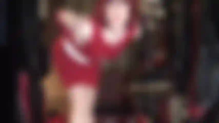 Collants nude brillants et robe rouge séduction - vues sexy du gousset en nylon et des tétons de la maîtresse.