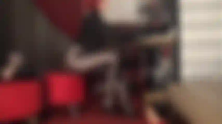 J'admire les courbes incroyablement sexy et brillantes de maîtresse vivian dans des collants en spandex métallisé marron.