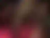 Latex bleu, bas en dentelle, talons compensés ouverts, fétichisme des pieds – impossible de résister à maîtresse vivian en latex et bas nylon. Ta bite palpite, maîtresse te taquine avec talons et pieds.