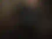 Une déesse du pvc, et je suis soumise au strapon. Ton fétichisme pour le vinyle noir brillant est indéniable. Tu aimerais sentir ce corps recouvert de pvc sur toi, forçant sa grosse bite noire à te pénétrer.