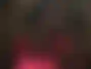 Adoration du corps en tenue fétichiste, bottes à lacets, pantalon en satin brillant, pvc brillant, gants et chapeau.