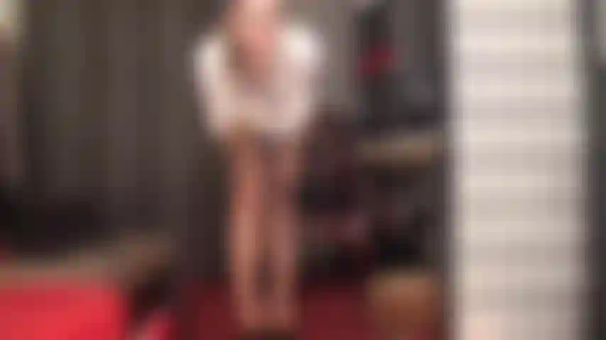 Séduite par votre patron sexy pour devenir sa pute en lui suçant la bite - domination par strapon en satin blanc soyeux et lisse, jupe crayon et bas porte-jarretelles marron vintage.