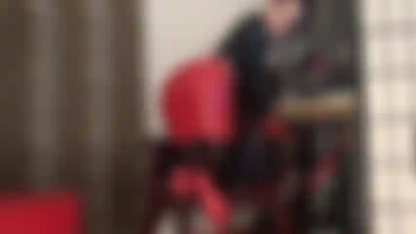 Avec mon cul parfait en latex en vue, j'inhale l'arôme de mes pieds en bas de caoutchouc.